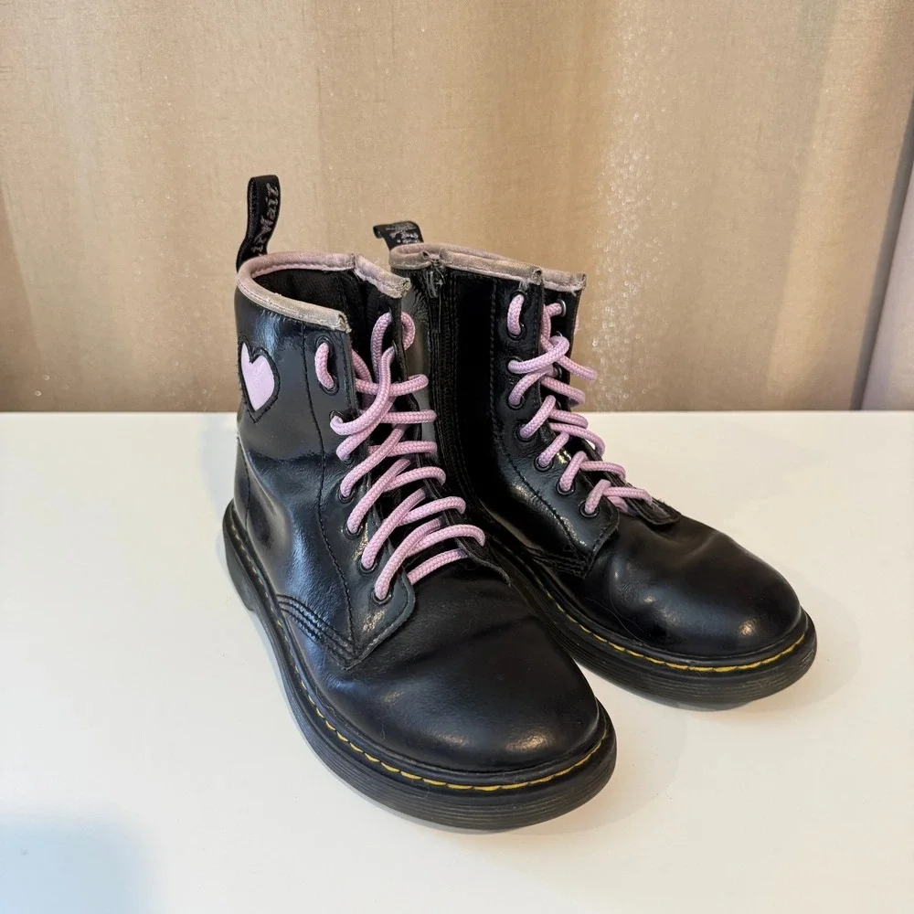 Dr.‎ Martens 1460 Delaney Black Patent Leather Pink Heart Boots Kids Zip Combat